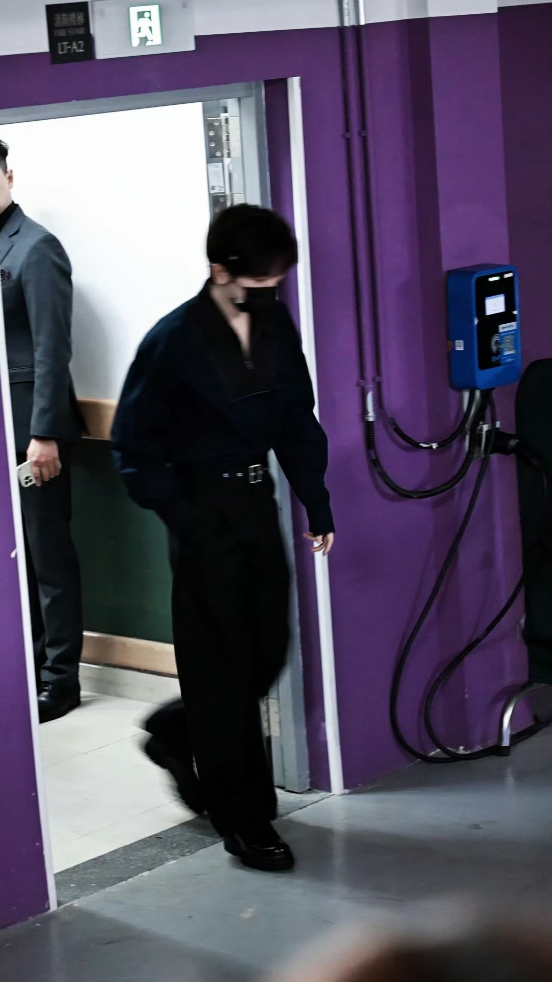 成毅今日上班路透深V诱惑，大长腿比例超绝Daddy级别硬帅，期待新的物料成毅成毅