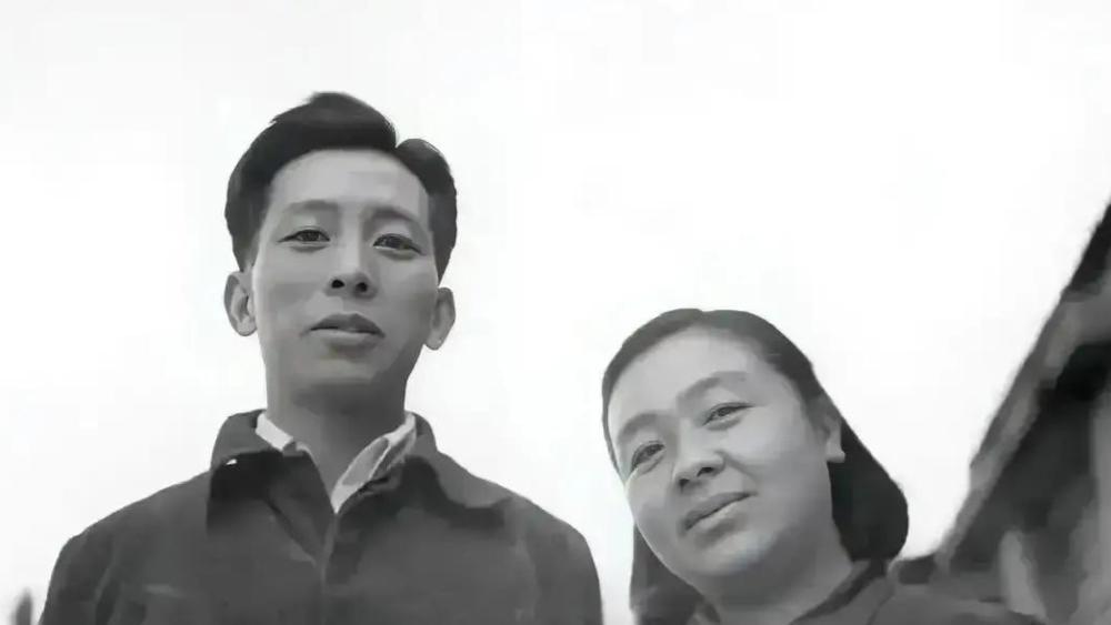 1937年，33岁女作家丁玲爱上20岁的下属陈明。陈明嫌她太老，情急之下娶了一个
