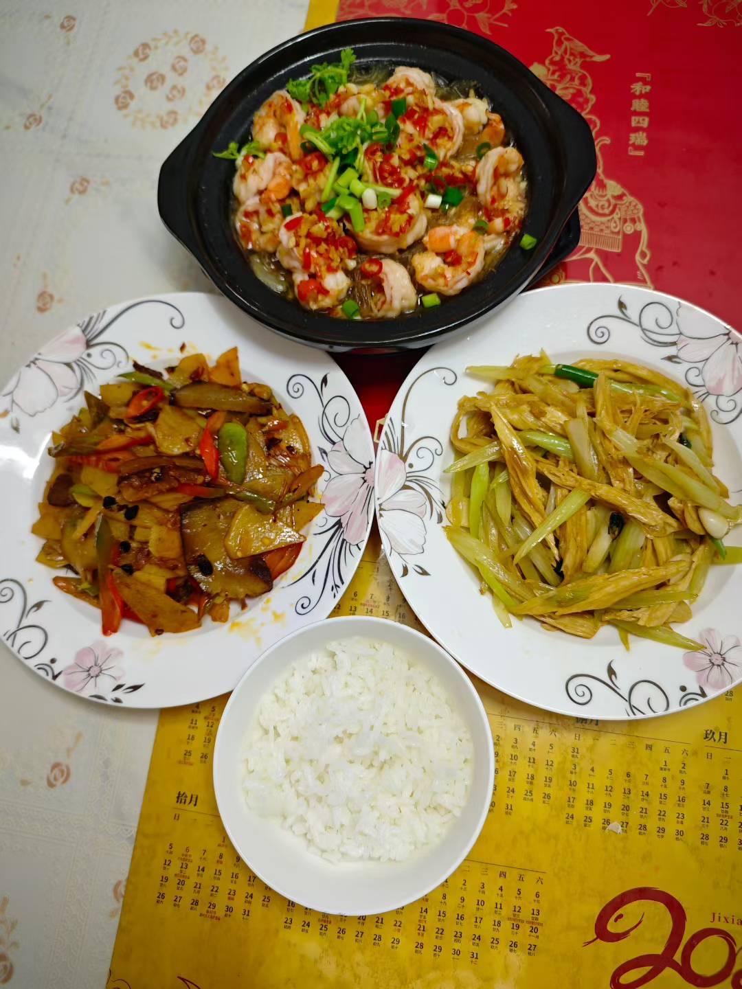 做不完的饭[爱慕]
喊不停的妈[发怒]
暑假太费妈[捂脸][捂脸]