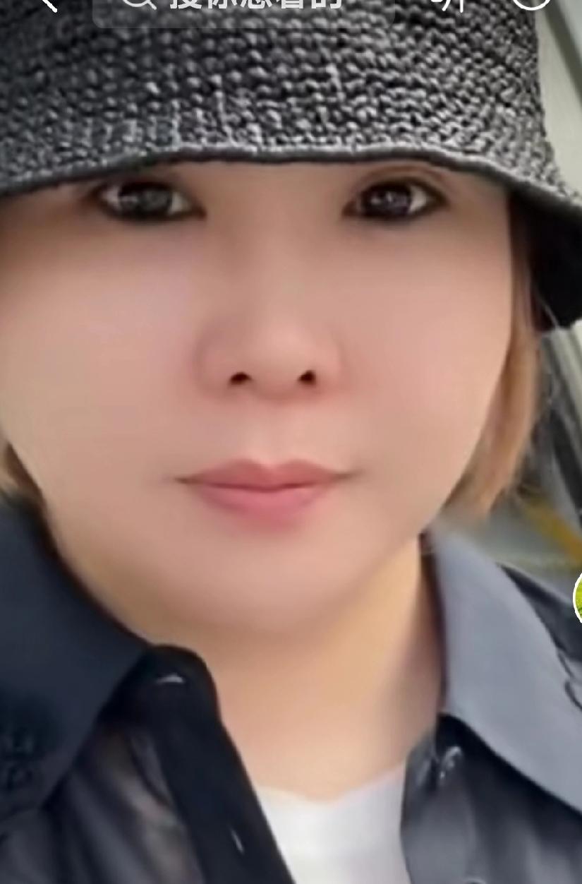 小二有亲妈站台，当然他可以理直气壮的在直播间说王亮的各种不是。他怎么做，他妈妈不