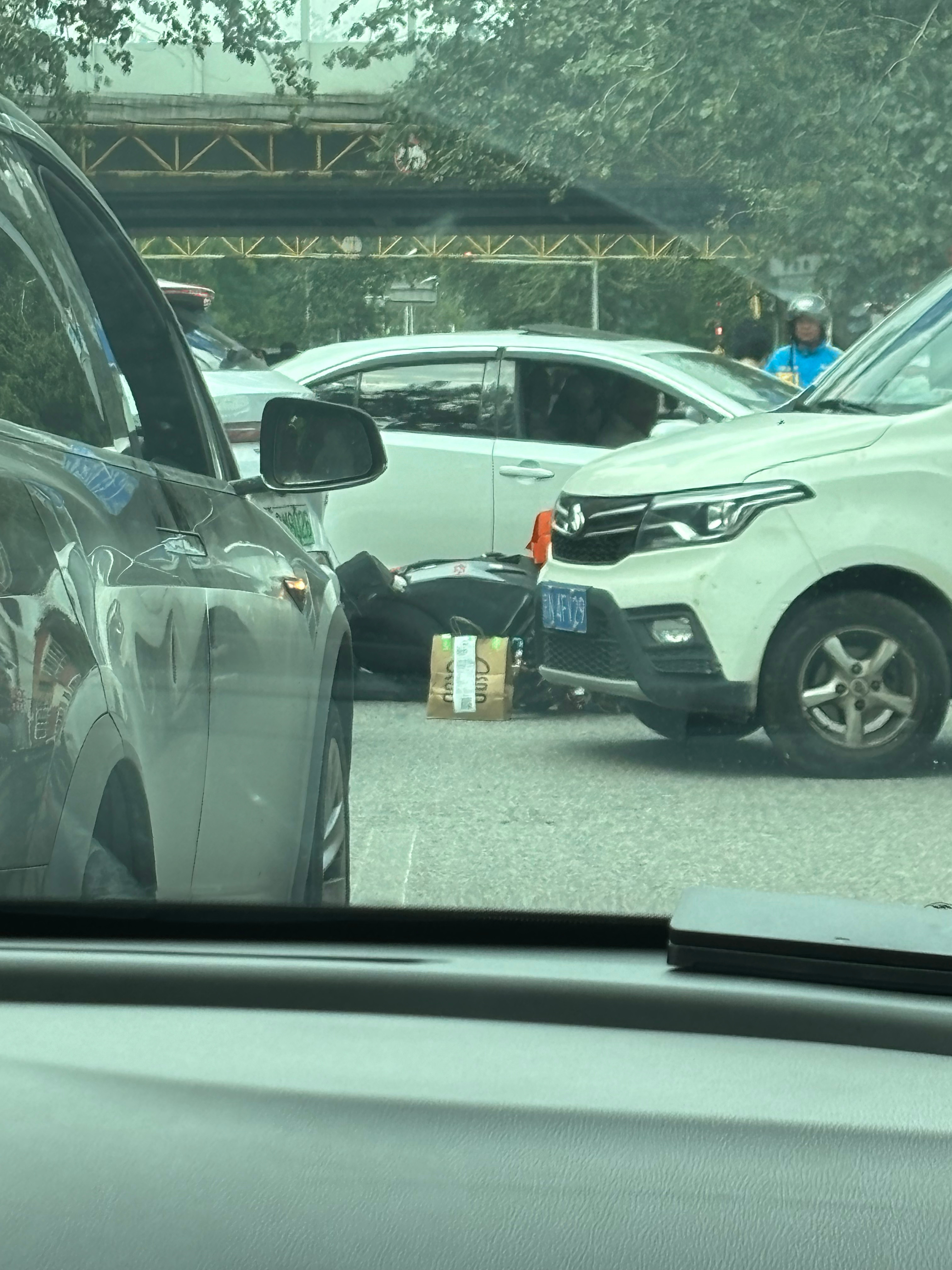 一直都知道北京堵，但今天格外堵车往前一看才知道撞车了还好人没事，吓一跳  ​​​