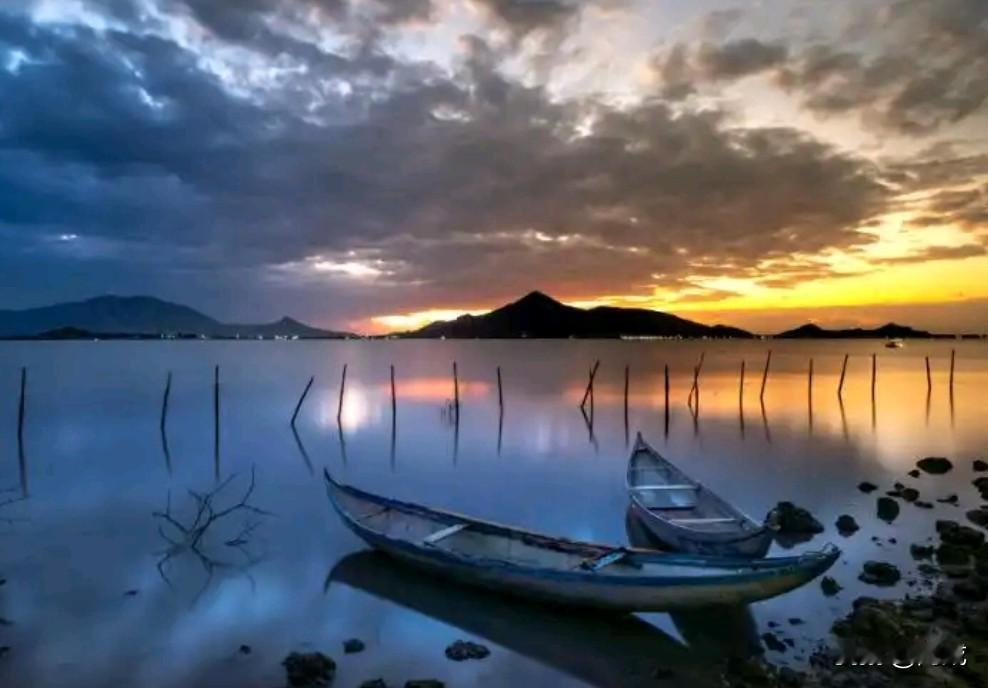 生活里总有一类人，做一点小事就急于让所有人看见。加两天班要发圈，帮个小忙逢人便提