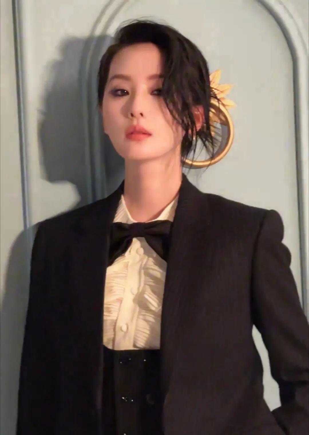 网络上传出关于刘诗诗与其伴侣离婚的传闻，迅速引起了公众的广泛注意和讨论。针对这一