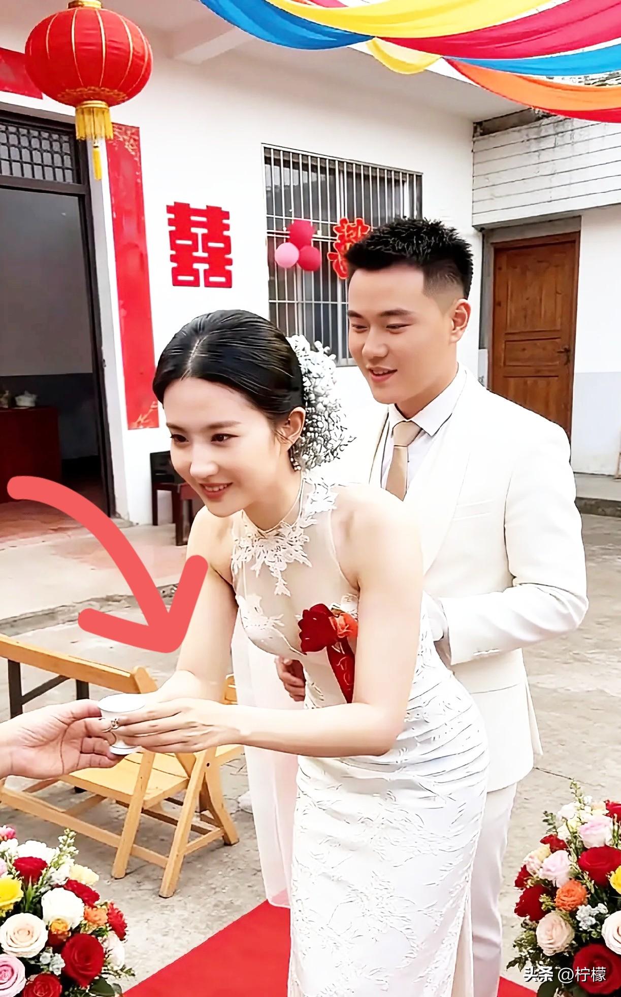 上海某一婚礼现场，
这新娘怎么这么眼熟，
好像在哪里见过，就是想不起来！

新娘