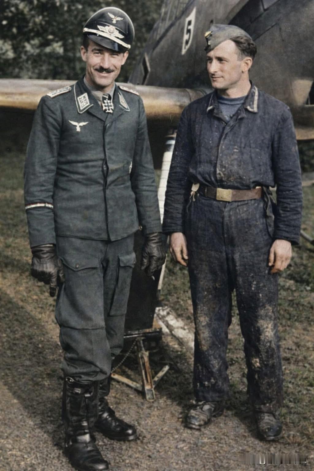 阿道夫·加兰德和空军地勤人员的合影。

历史 历史老照片 二战 德国 王牌飞行员