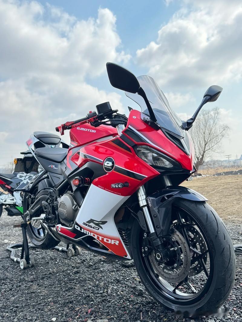 温馨提示，今天两只国内摩托车队在荷兰同台竞技，钱江摩托，张雪摩托，一起为他们加油