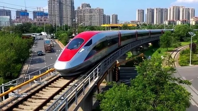 #13条隧道56座桥架起中国高铁# 中国在建设高铁方面的技术，已经可以结合基建的