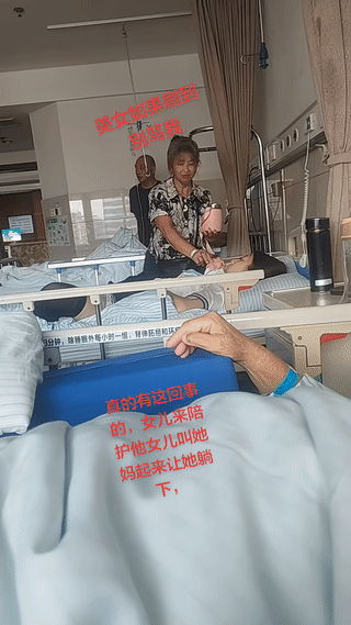 这是网友在医院拍到的一幕。
一个年轻女孩来医院陪护生病住院的妈妈。
小女孩可能是