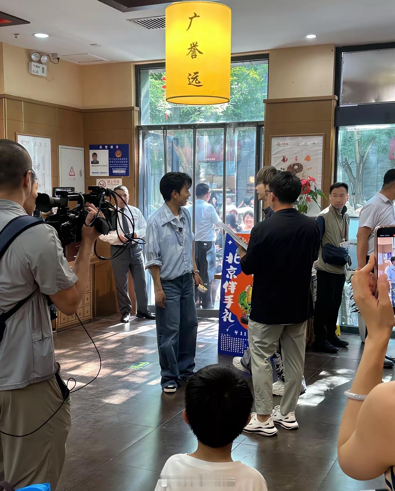 北京前门大街偶遇丁真[爱慕]相机照不出他的帅，看过真人简直是惊为天人！ ​​​