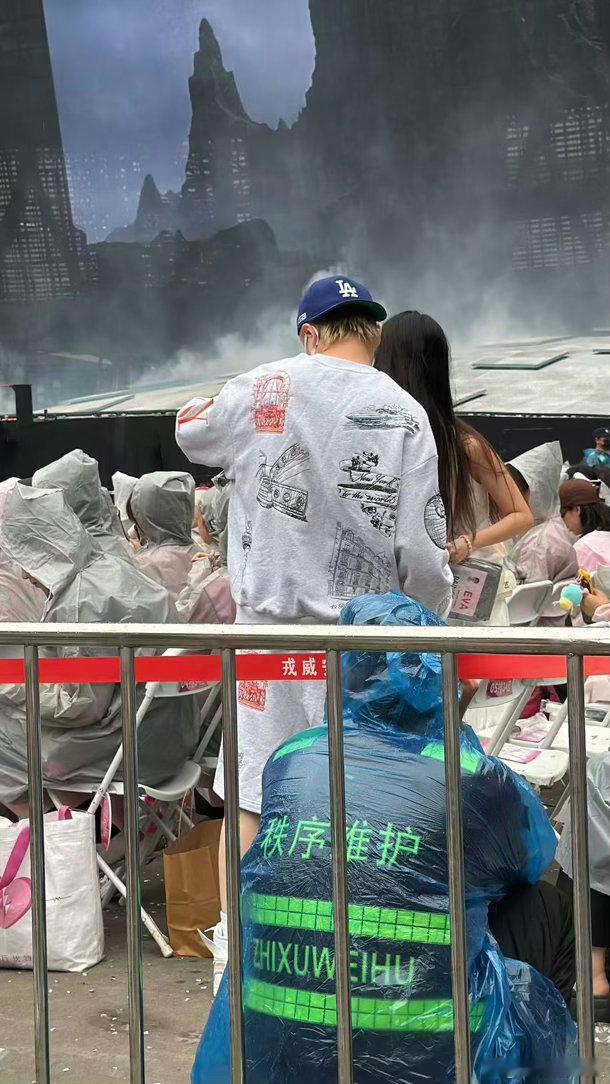 汪苏泷演唱会偶遇王以太在汪苏泷成都演唱会偶遇了王以太 王以太来看汪苏泷演唱会了！
