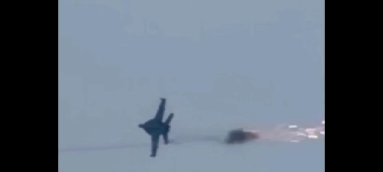 美以空军似乎有点“嚣张”了，一架F-18战斗机竟然在伊朗可以目视的低空飞行。差一