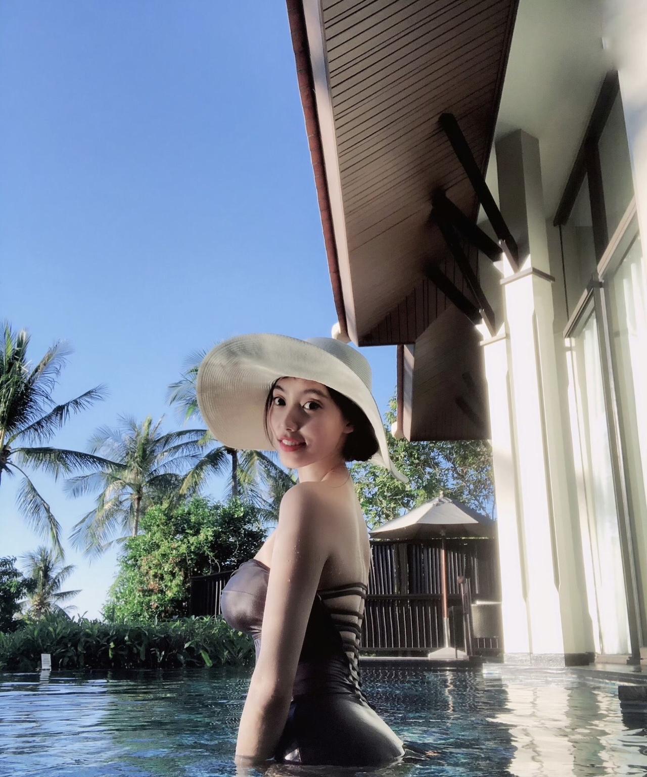 好的氛围，能让一杯白水也泛起涟漪。
上热门 御姐 美女 游泳