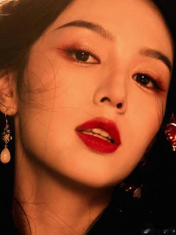 周也女鬼塑大片周也的气质可塑性太强，日常清新，切换到女鬼塑风格瞬间变身，清冷疏离