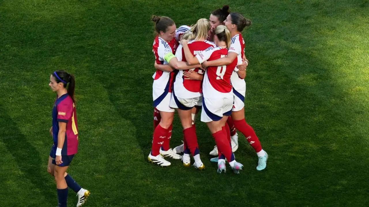 阿森纳以1-0爆冷击败巴塞罗那，夺得女足欧冠冠军，这是她们时隔18年再次捧杯。自