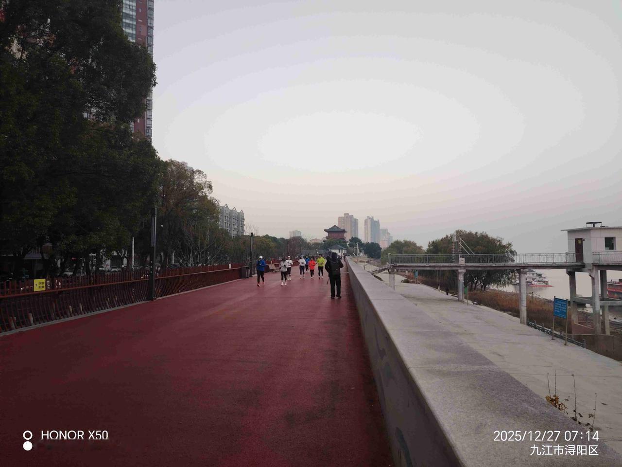 我的今日状态：😁轻松愉快
我这里的天气：🌤️多云2025年12月27日晨练打