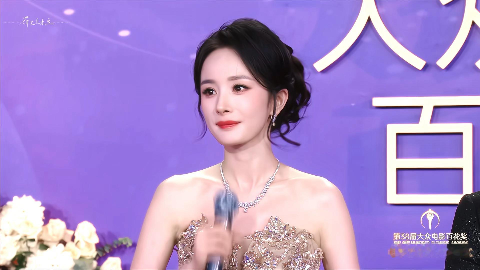 “希望演员杨幂可以一路走下去。”-百花今夜也太美了吧幂幂姐 百花奖红毯
