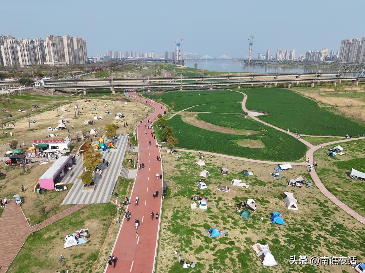 我们可以从以下几个维度来理解这一现象：

1. 心理层面：对“附近性”与“短暂出