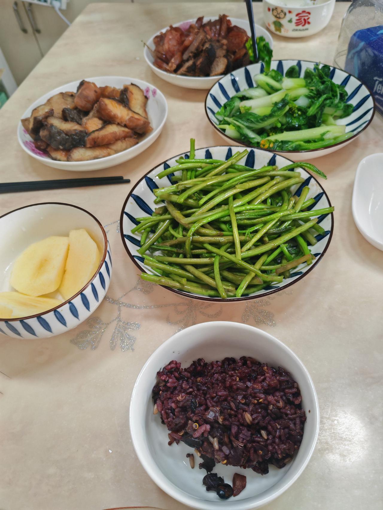 晒图笔记大赛简简单单，又是一餐。现在的黎蒿和白菜苔非常好吃。一月藜二月蒿，三月黎