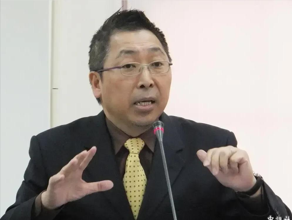 台湾名嘴唐湘龙说:有人问这次郑丽文到大陆为什么没有铺红毯迎接？这是因为台湾和大陆