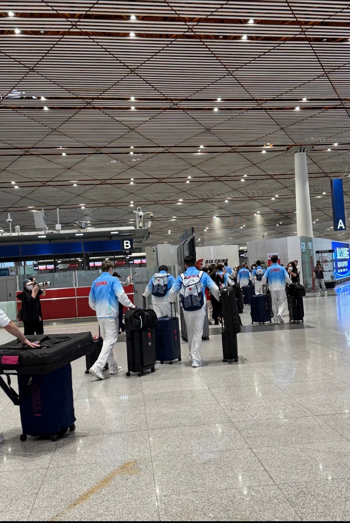 国乒被困亚运机场只给水不给饭亚运开赛前夕爆出机场滞留问题，多国参赛队伍抵达名古屋