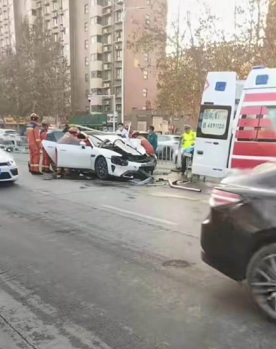 河南濮阳，有某界su7电车撞翻多节护栏，现场一片狼藉，有几根护栏直接插入了车内。