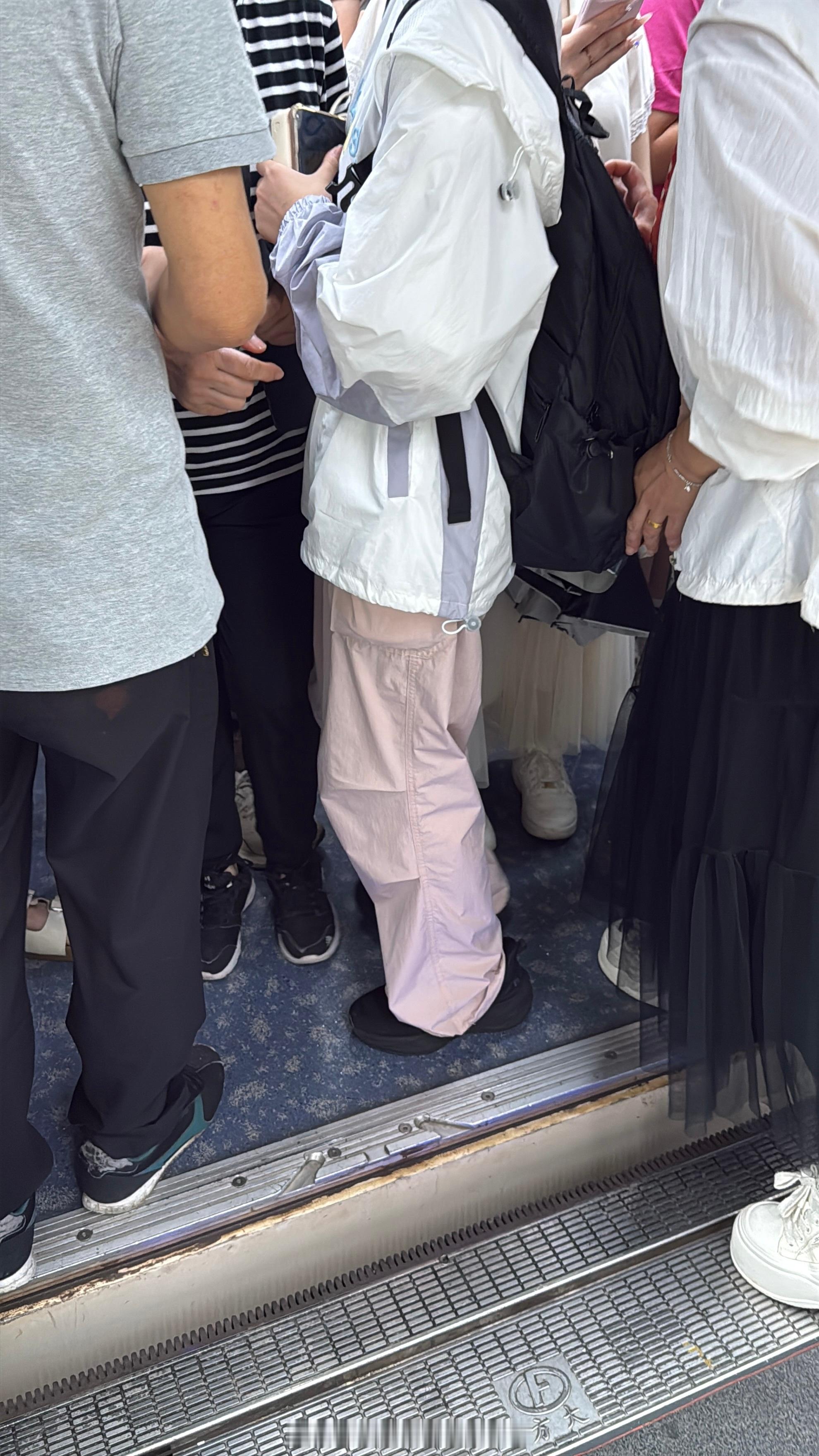 闺蜜们终于有机会给你拍到。看看我每天通勤是什么地狱画面[微笑][微笑][微笑] 