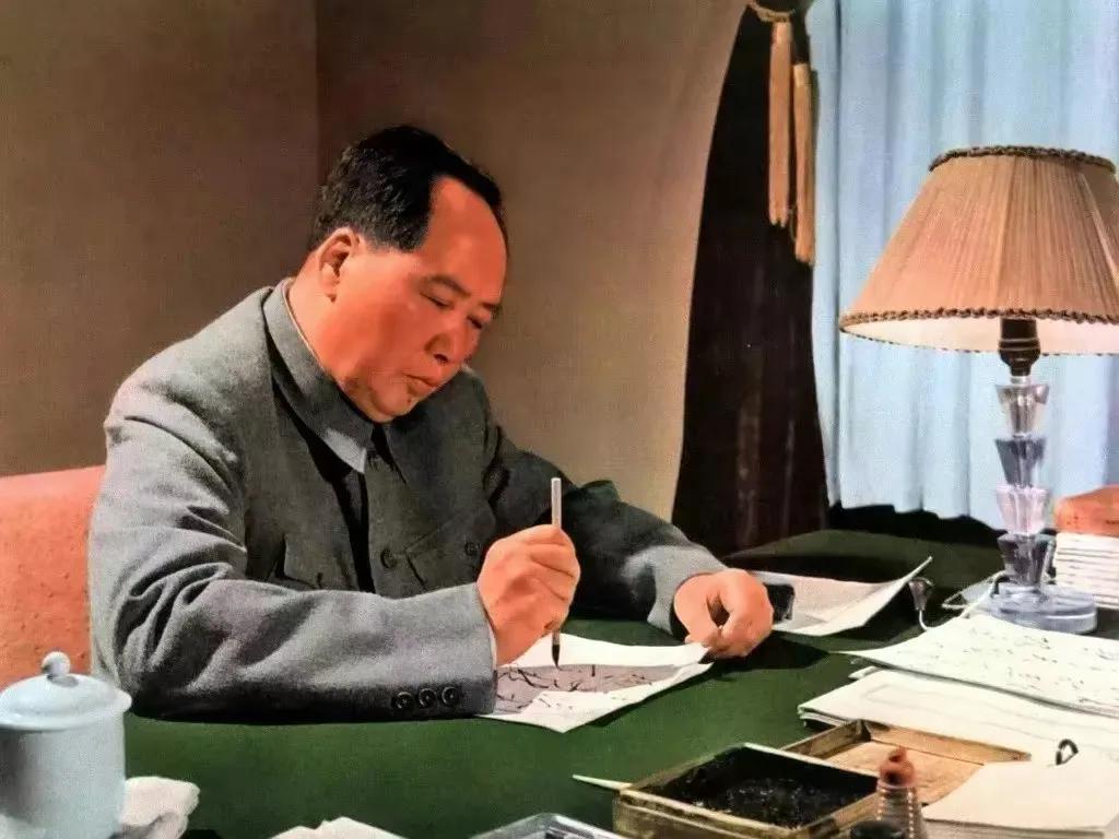 毛主席的《沁园春·长沙》书法，堪称草书的巅峰之作，气势磅礴，如虹贯日。每一笔都如