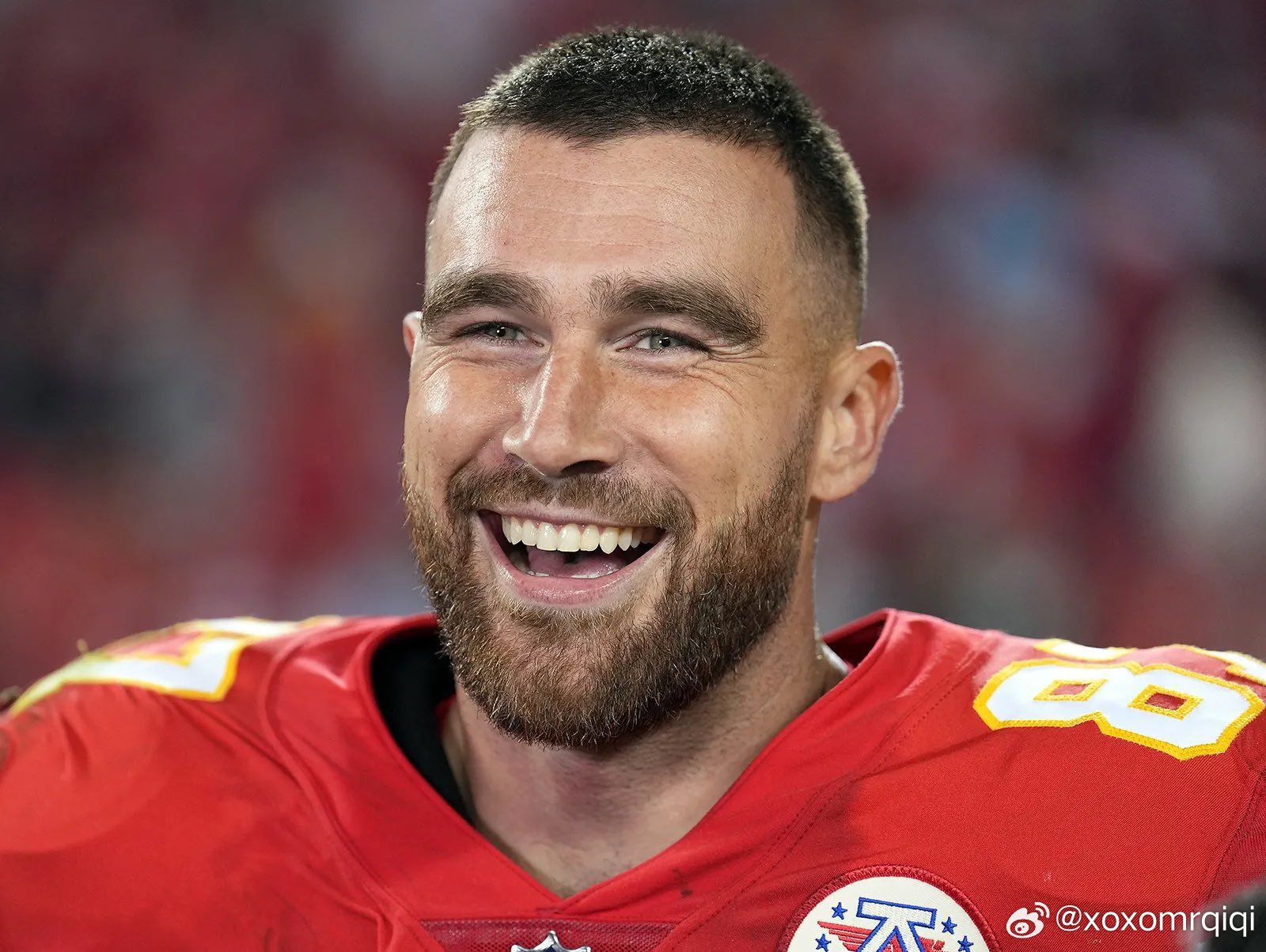 Travis Kelce 获评《PEOPLE》2026年度「最性感猫爸」[奶牛猫