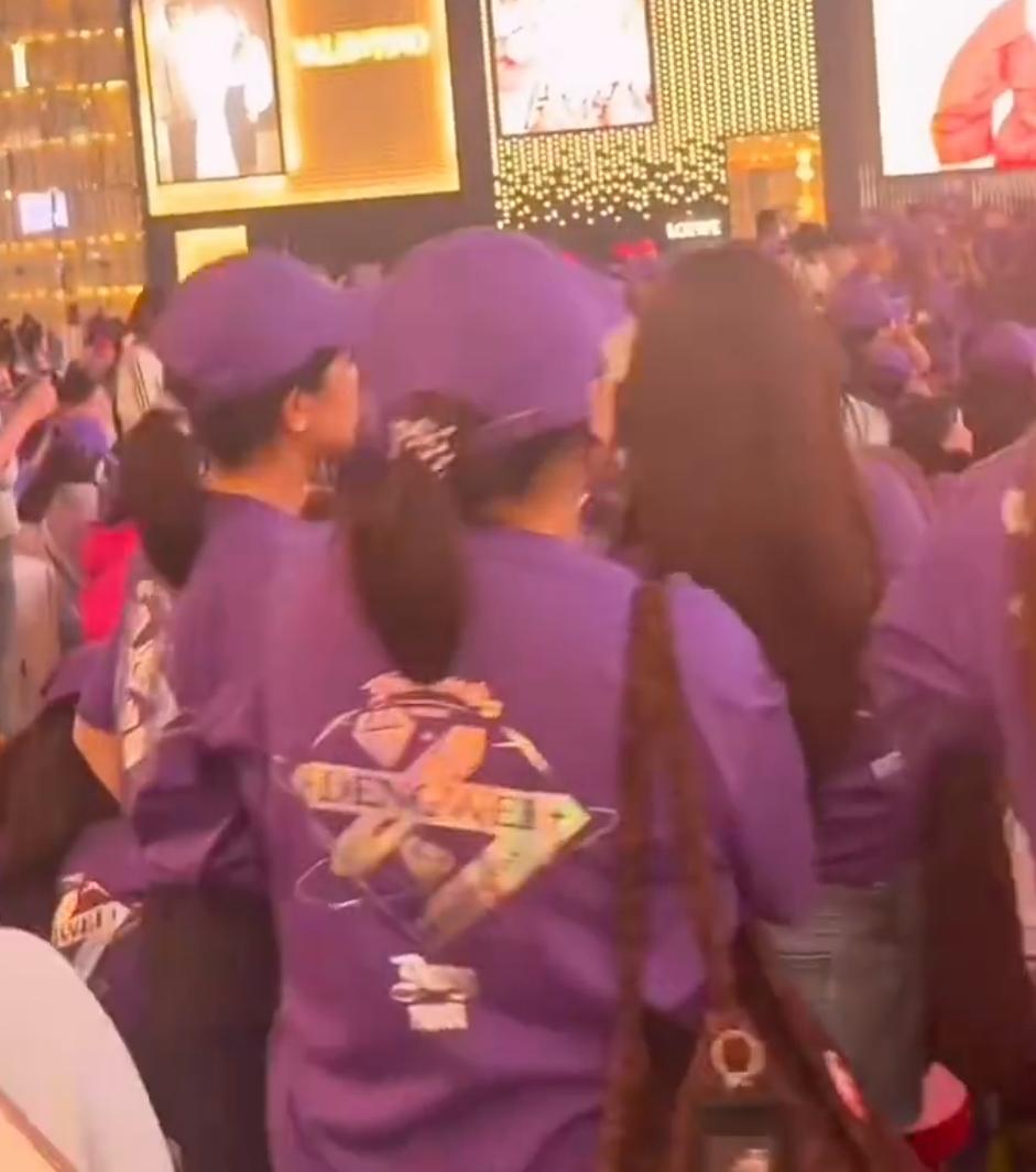 邓为把Dior内场和外场都办成粉丝见面会了一个明星火不火，最重要的就是看线下的活