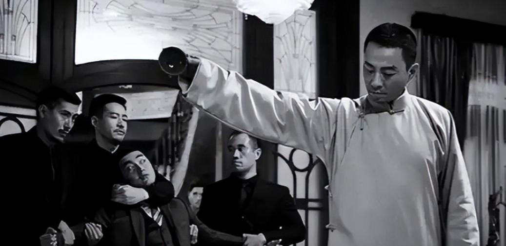 1936年夏天，蒋介石的外甥俞洛民在电梯里不小心踩了警察局长陆连奎小老婆的脚，结