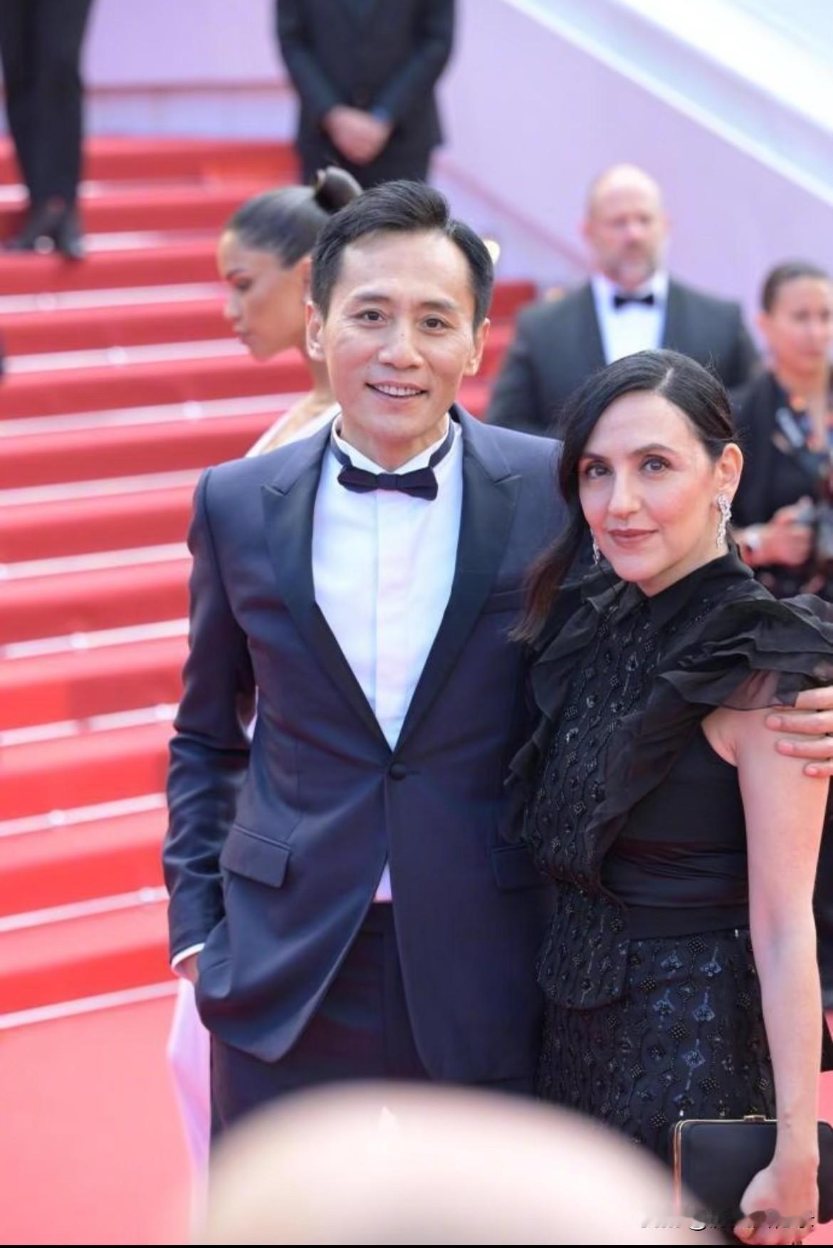 刘烨为老婆安娜整理裙子
怎么感觉安娜的侧脸有些像谢娜
刘烨带老婆安娜一起去戛纳