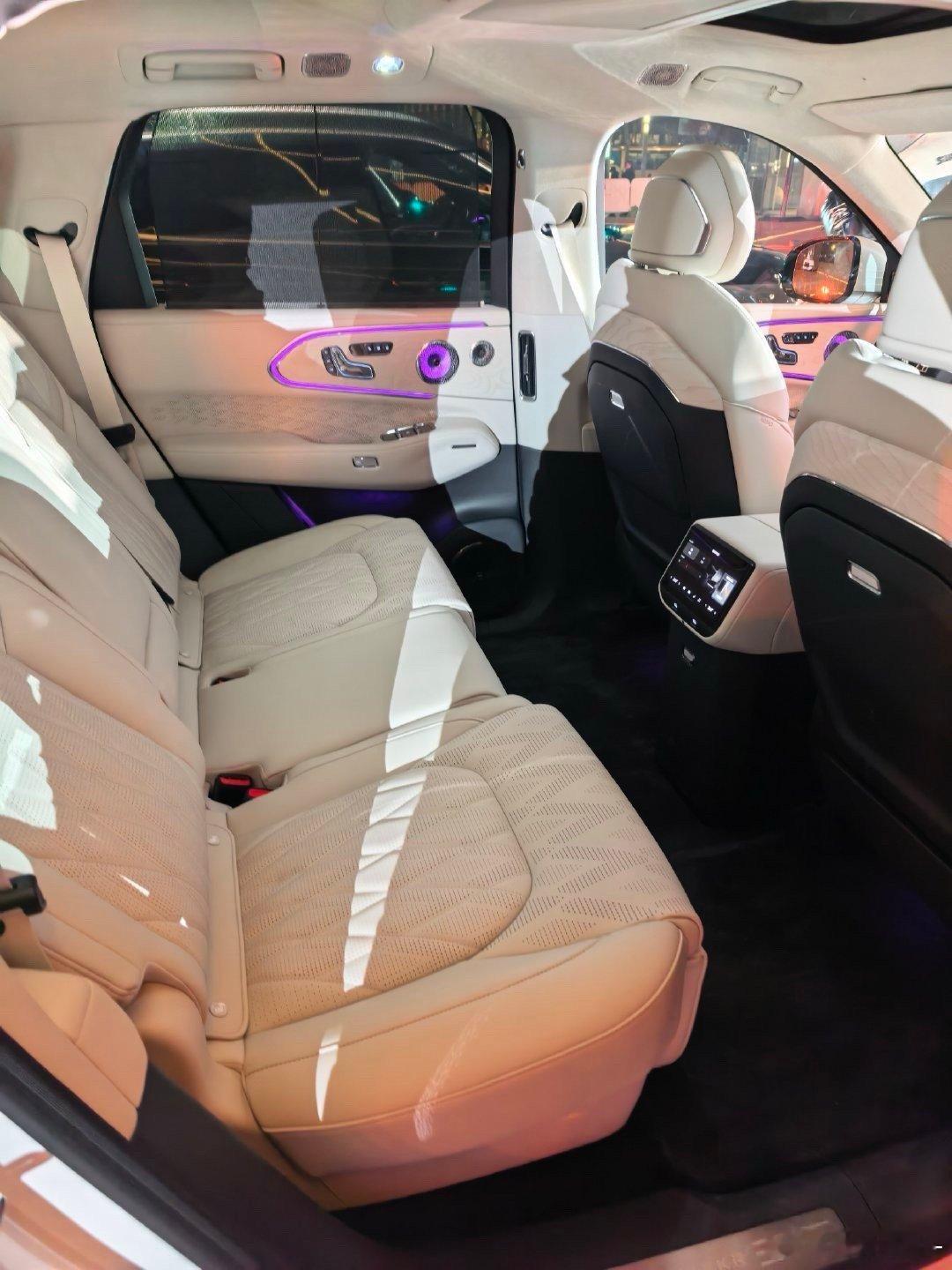 汽车  公路坦氪，配315宽胎的极氪8X预售价37.68万元起，今晚38分钟小订