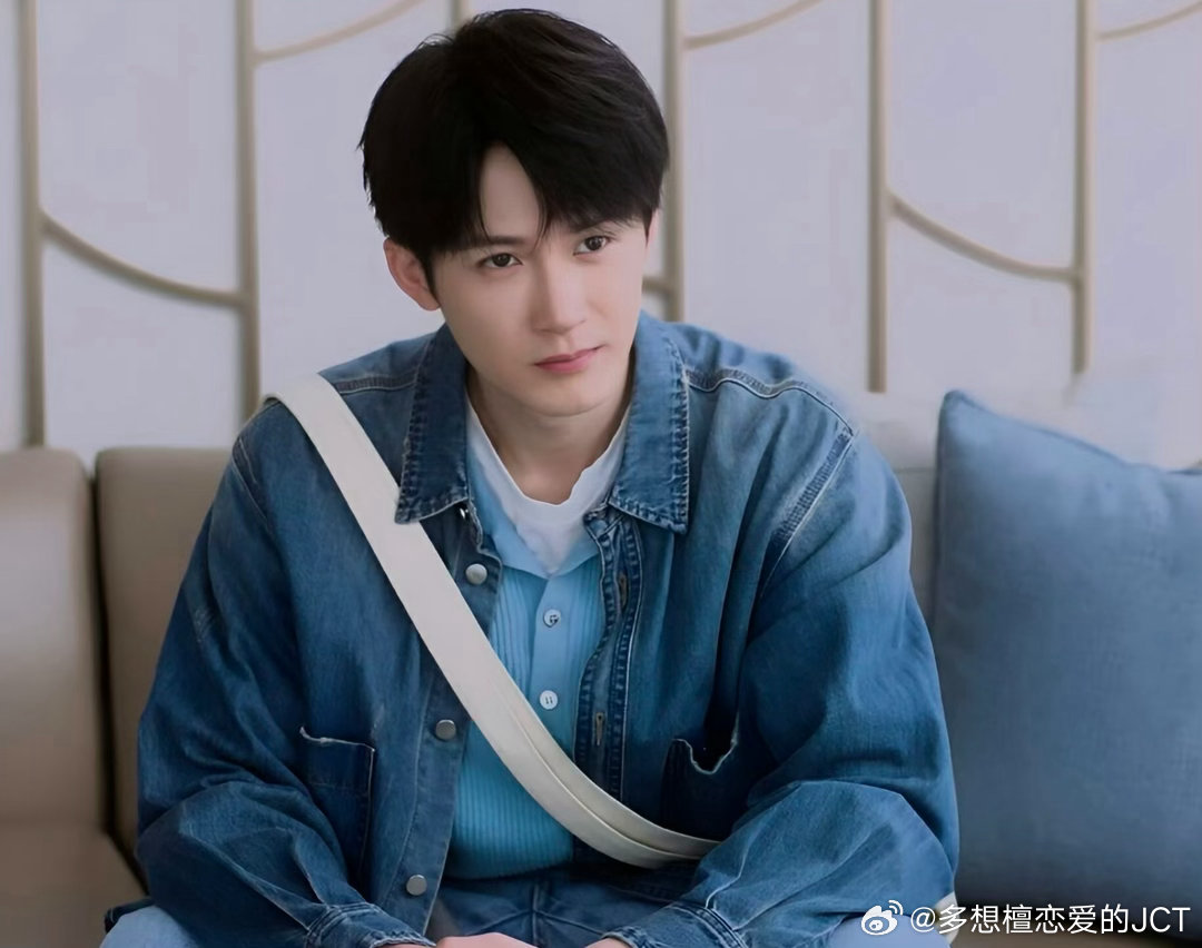 檀健次猎罪图鉴亮相广电精品大会jct檀健次沈翊 牛仔外套这组沈翊清爽又干净，少年