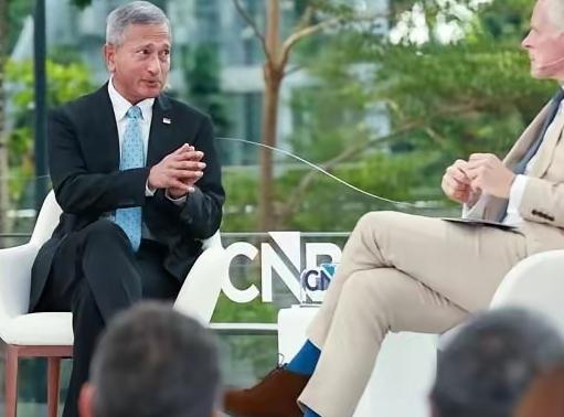 新加坡外长维文说：“我认为，新加坡之所以是中等强国，并非依仗军事实力与经济体量，