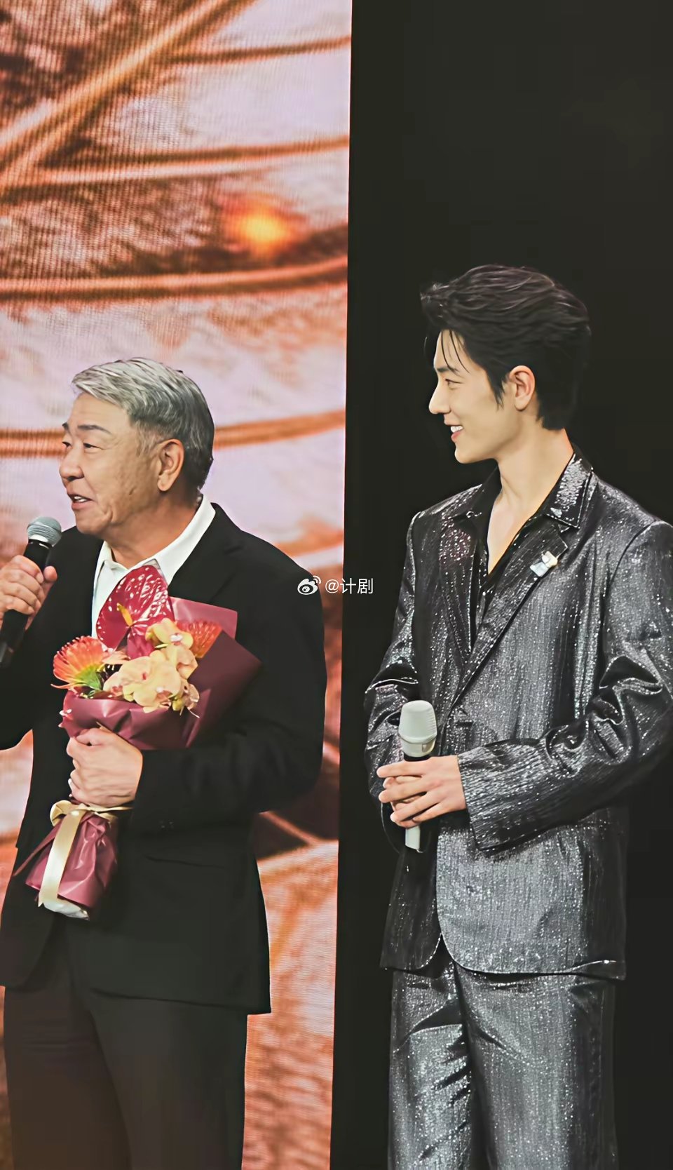 肖战拿视帝那晚，全场尖叫差点掀翻屋顶。但真正让老导演郑晓龙眼眶发红的，是领奖时一
