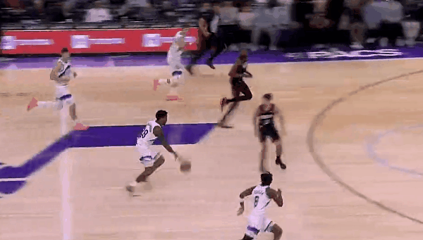 杜兰特跳不动了，这一球也不防守了！谢泼德没能切球成功



火箭这个防守回合，杜