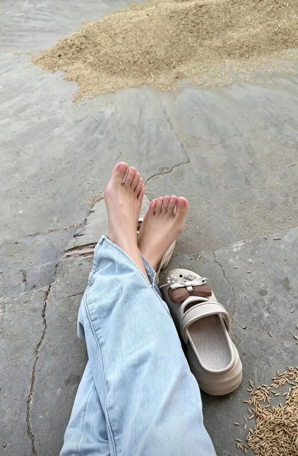 农村生活真好，累了就席地而坐！乡间真实生活 农村日常随手拍 乐呵的农村生活 农家