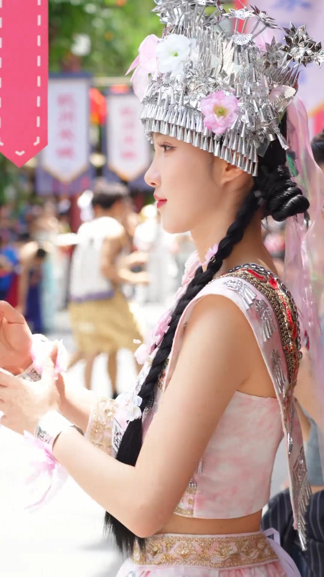 宋城姝洁可爱表情：嗯？谁喊我？！  土家族苗族民族风情  。美女 杭州