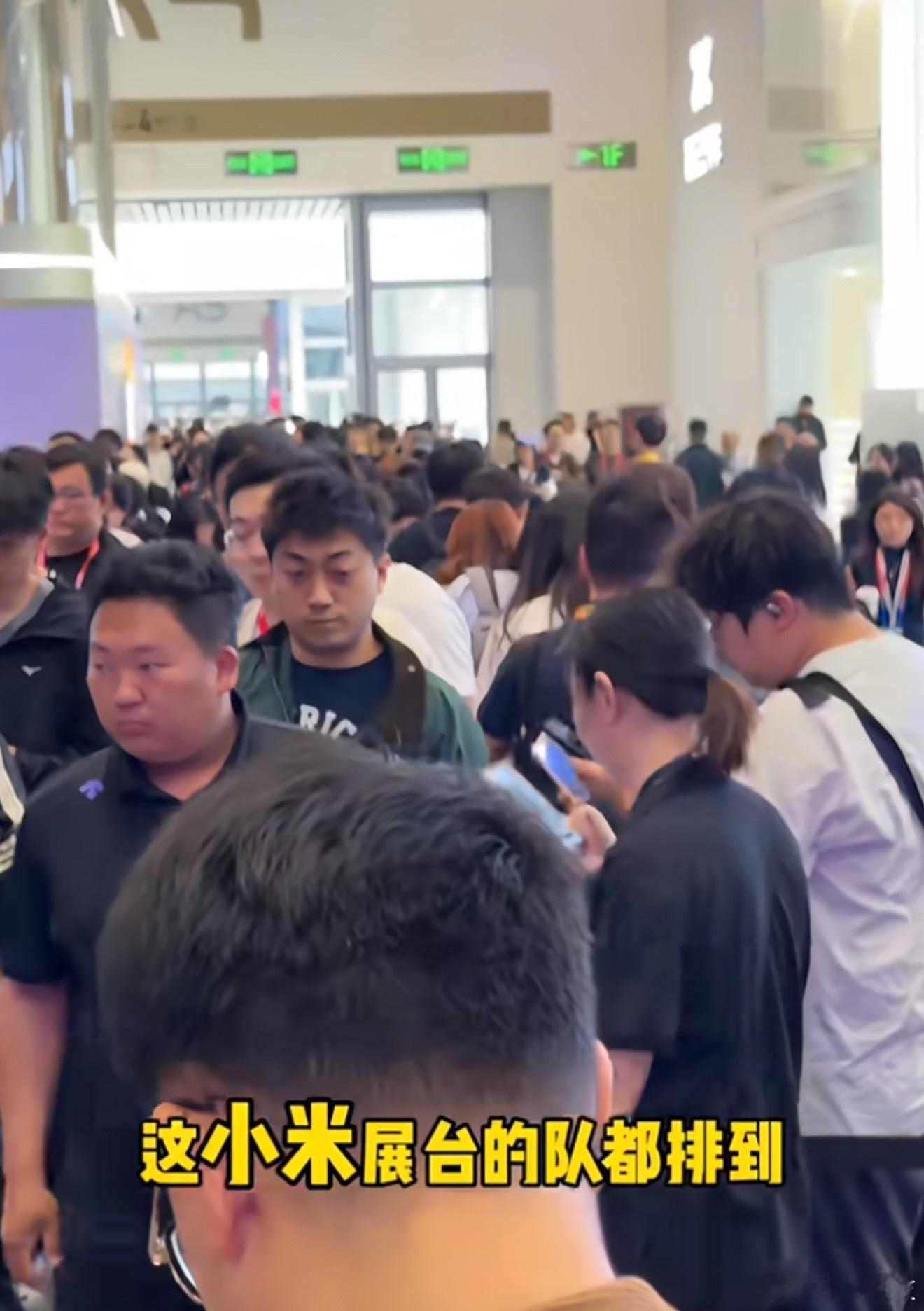 雷军晒北京车展合影其实大家都习惯了，这几年车展，小米人气都是最高的。今年也是一样