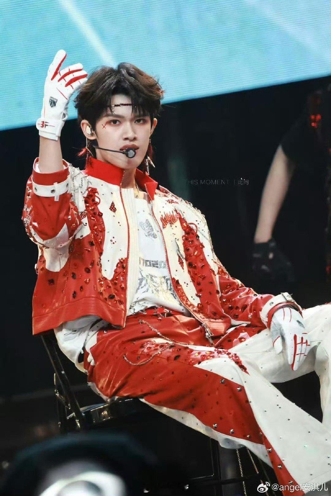 荣耀之战热心市民张极 张极的每个暖心瞬间都值得珍藏！从主动搭线到细心控场，他用自