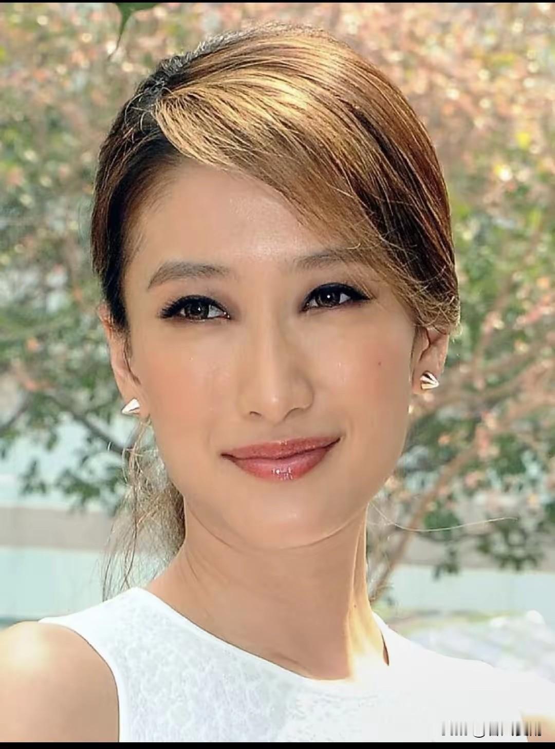 谢婷婷的痛，是隔着太平洋的。
接到父亲谢贤去世的消息时，她在加拿大，过着和香港无