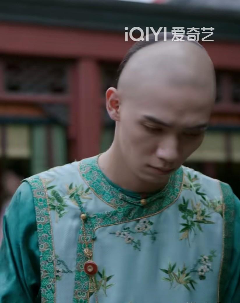 别被古装剧骗了。
清朝法律明文规定：商人敢穿锦绣华服，是犯法的。
《大清会典》白