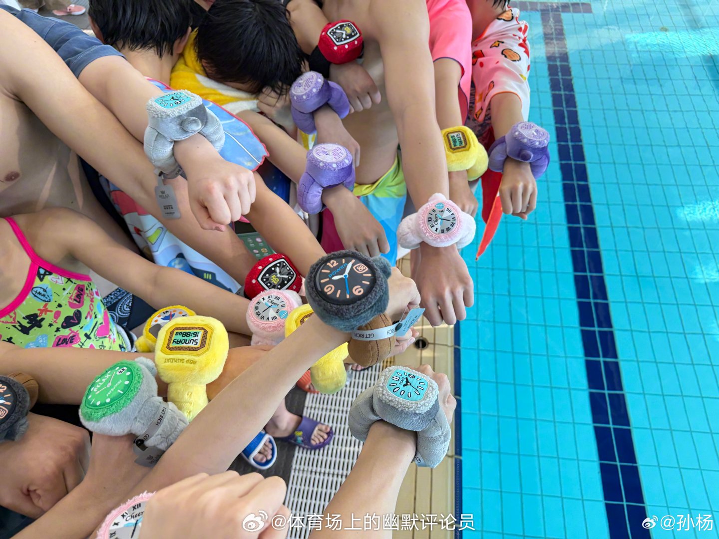 红的绿的黄的紫的猜猜哪个手是我的 （