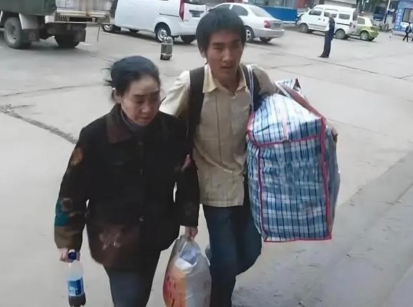 2008年，山东一大一新生背着自己患有精神病的母亲，足足走了2000多公里来到学