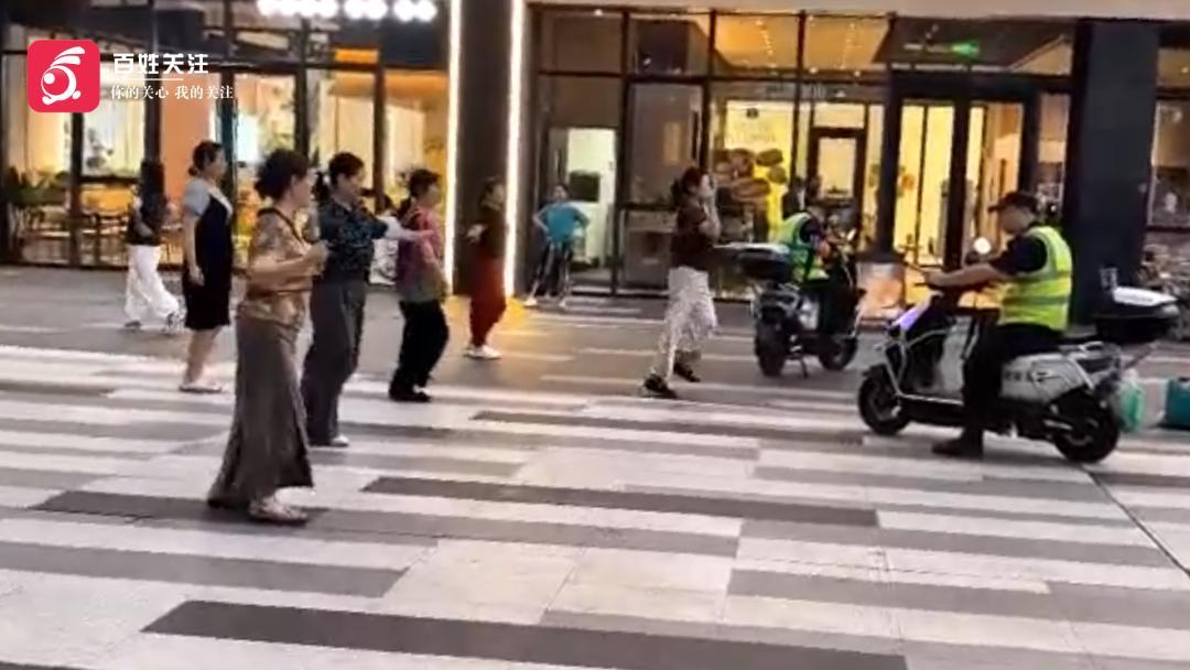 “被逼的没招了！”7月21日报道，湖北武汉，一广场舞队在商场店铺门口跳起了舞，商