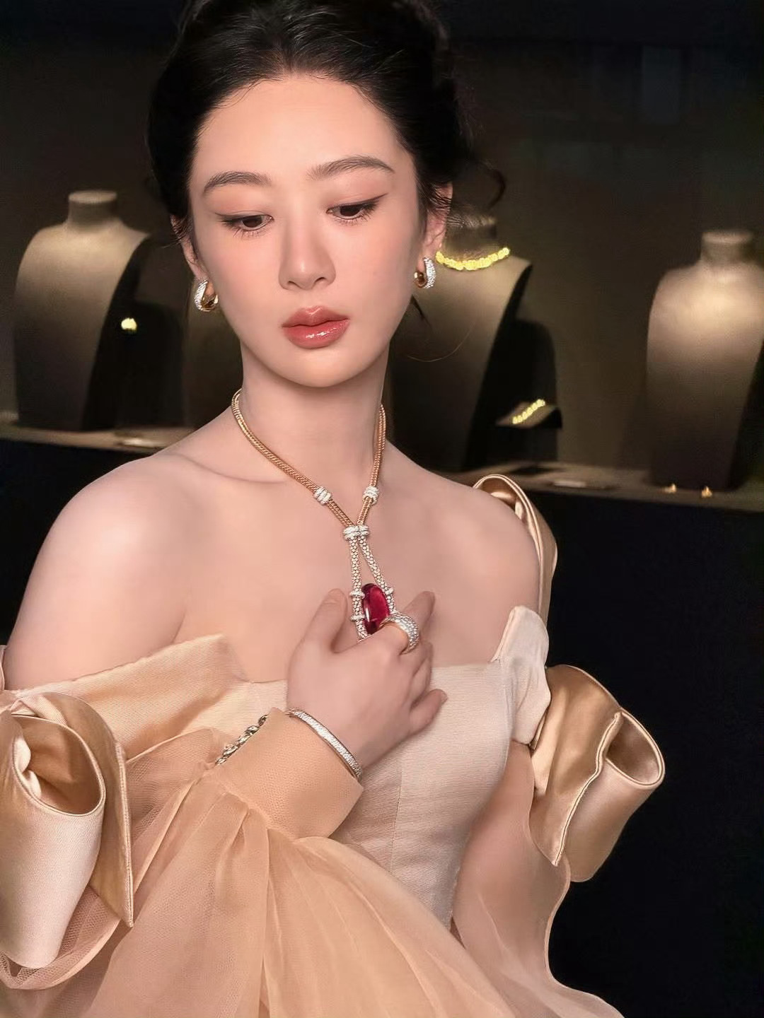 杨紫宝曼兰朵红宝石好大好闪的宝石，美女配珠宝，赏心悦目～