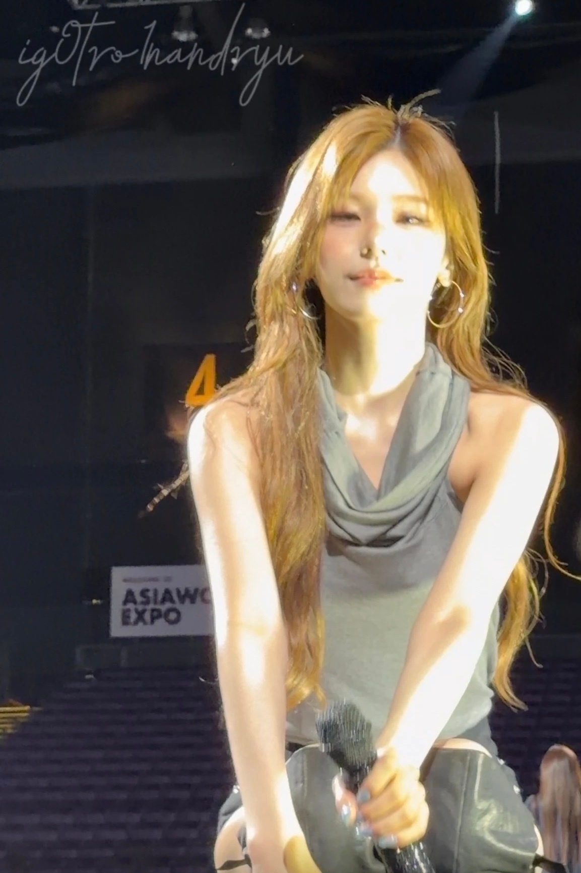红薯1.4w赞的视频封面她浸在光里 却凸显最完美立体的五官 