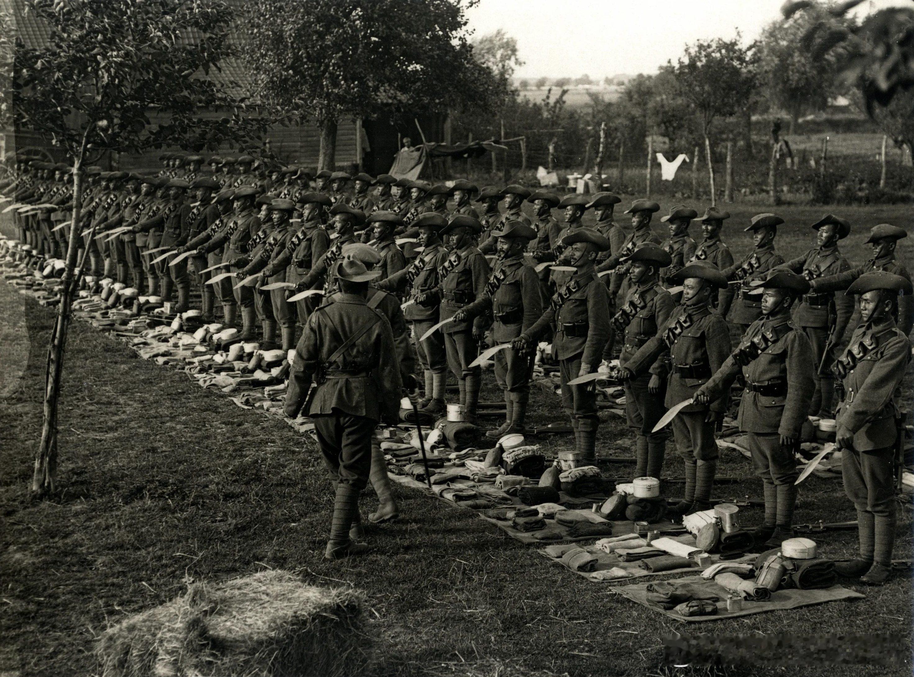 1915年7月24日法国Le Sart萨尔特，受检阅的廓尔喀士兵手持弯刀军事历史