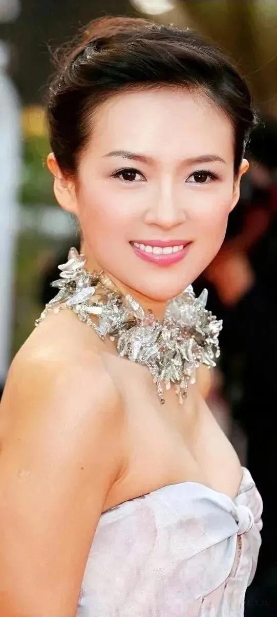 《酱园弄·悬案》：血色迷局中的时代诘问与人性解剖

当陈可辛的镜头对准1945年