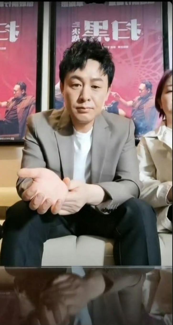 疑似张颂文打手机  最近几天怎么全是他的负面新闻，感觉应该是有人故意要搞他。。。